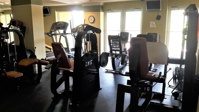 Building Photo - Annual turnkey furnished (optional) renovated luxury 2/2 condo downtown Sarasota at Broadway Prom...