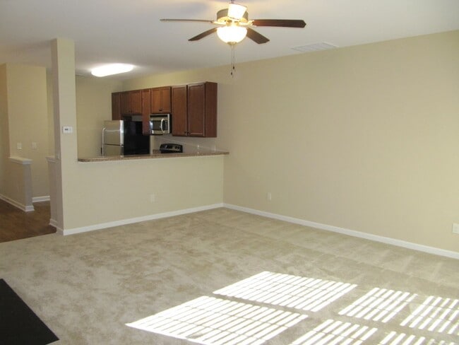 Building Photo - Lovely Townhouse