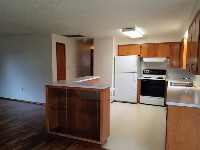 Building Photo - Classic Mid-Century Modern Rambler In Port...