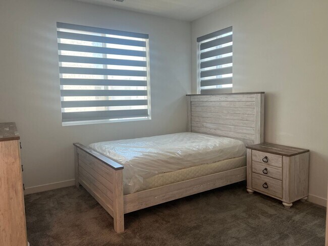 Building Photo - Beautiful furnished 4 bedroom Townhouse!