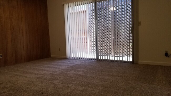 Building Photo - Charming 2 Bedroom Duplex in Fair Oaks!