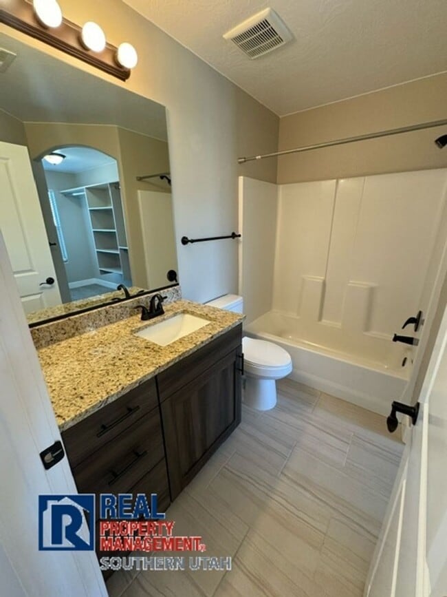 Building Photo - Desert Hills Townhome