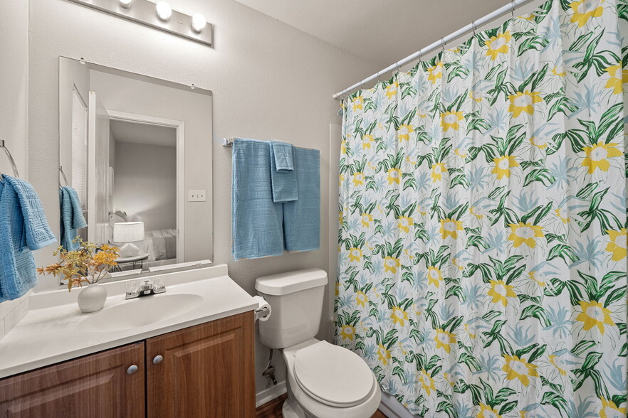 Building Photo - 703 Country Aire Dr