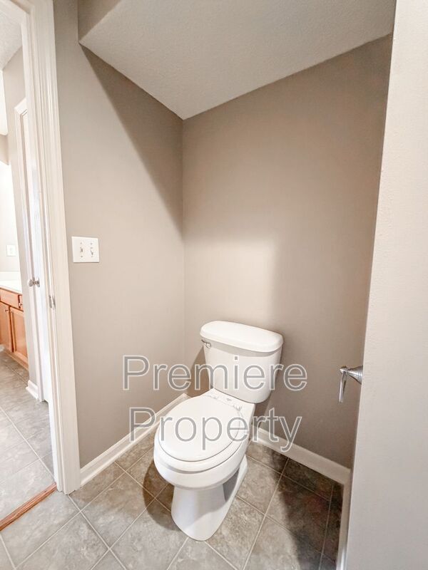 Building Photo - 264 N Hedge Ln