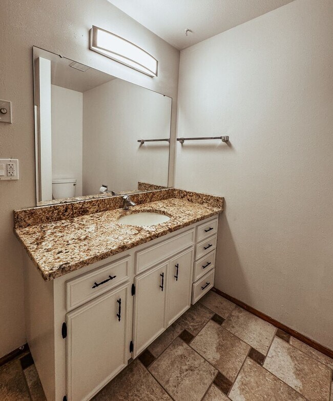 Building Photo - Elaborate 4 Bedroom 3 Bathroom Retreat in ...