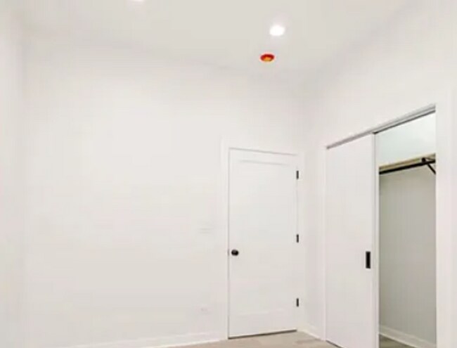 Building Photo - Modern 3b/2b Apartment In Humboldt Park