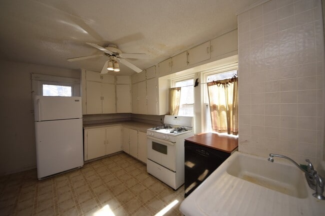 Building Photo - Spacious 2 bedroom, 1 bath home in highly ...
