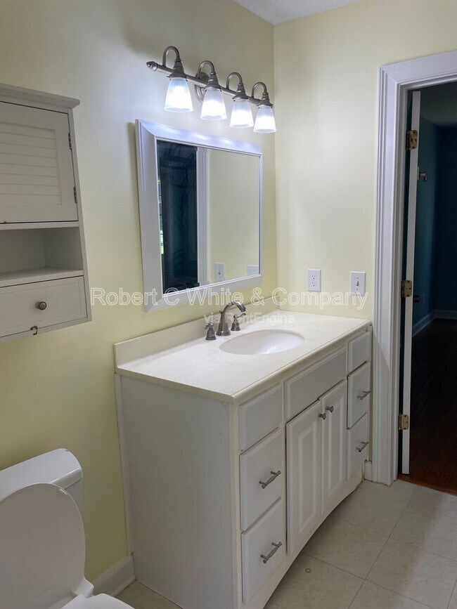 Building Photo - 402 Cambridge Cmns