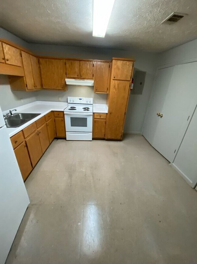 Building Photo - Monthly Paid Rent