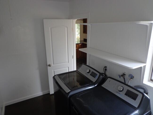 Building Photo - 535 Bayview Ave