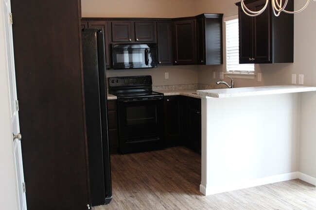 Building Photo - 4 bed/3 bath Split-foyer. Great Location!