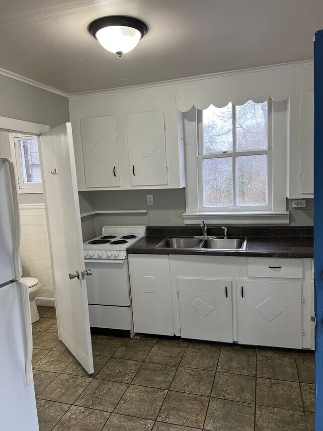 Building Photo - Colville Triplex
