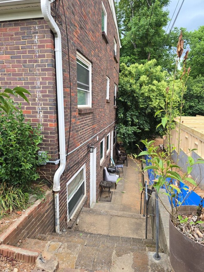 Building Photo - Studio unit available