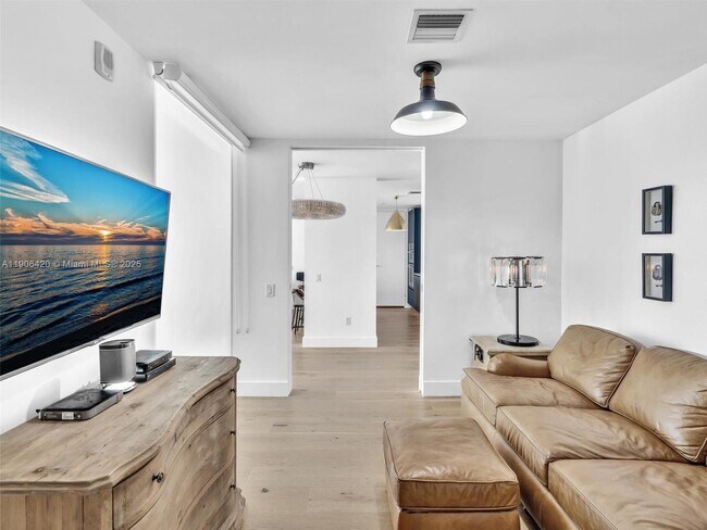 Building Photo - 1300 Brickell Bay Dr