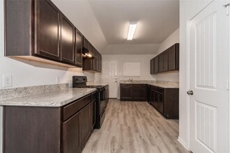 Building Photo - 17466 Linthorne St