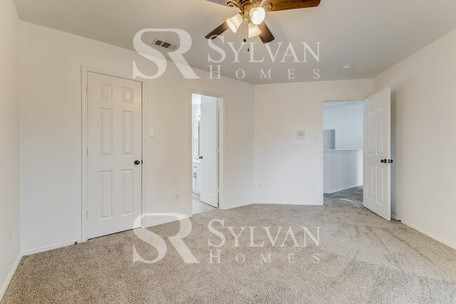Building Photo - Your dream home awaits!