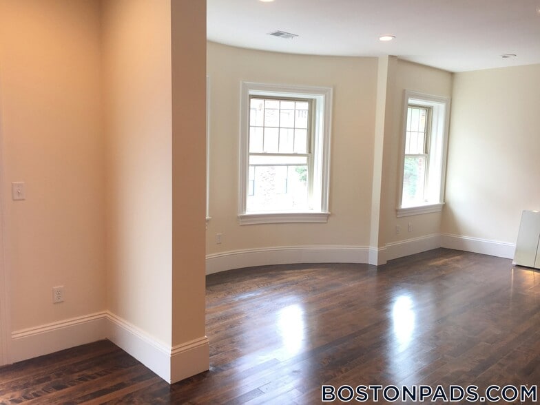 Building Photo - 29 Commonwealth Terrace