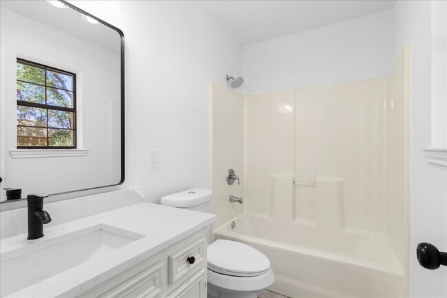 Building Photo - 910 Willow Dr