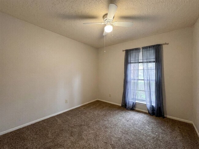 Building Photo - 2909 Laurelridge Dr