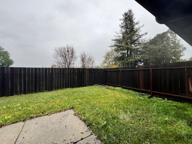 Building Photo - 1160/1162 Lisa Court