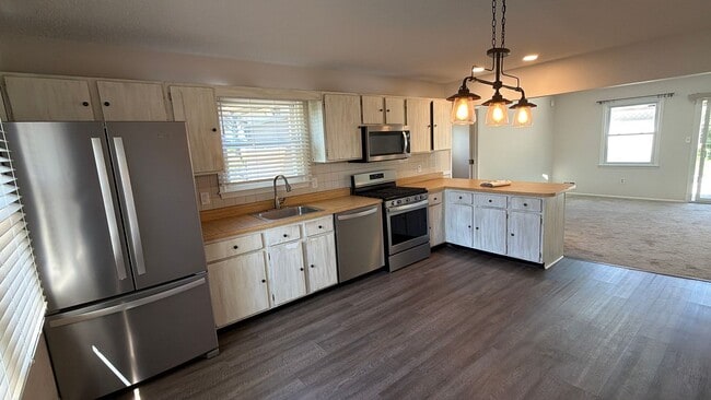 Building Photo - 3BR Toms River Home with Pool and Fenced Yard