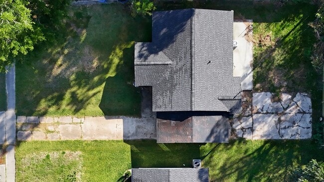 Building Photo - 303 Park St