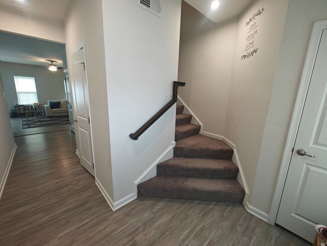 Building Photo - 3 bedroom townhome