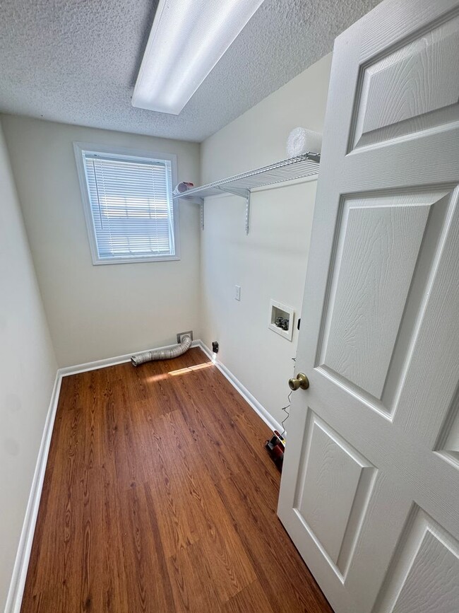 Building Photo - Very Nice Brick Home! Beautiful Country Se...
