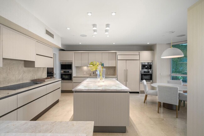 Building Photo - 101 S Fort Lauderdale Beach Blvd