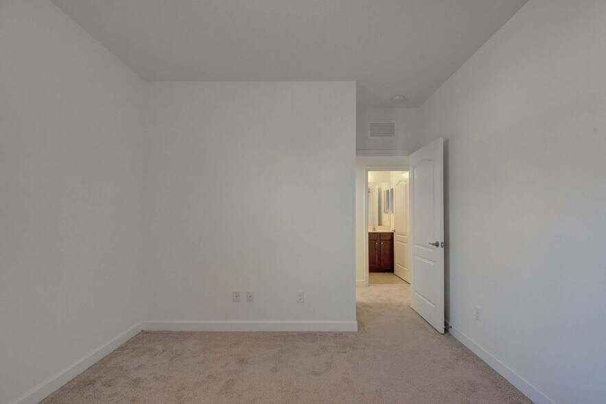 Building Photo - 8834 Willow Cove Ln