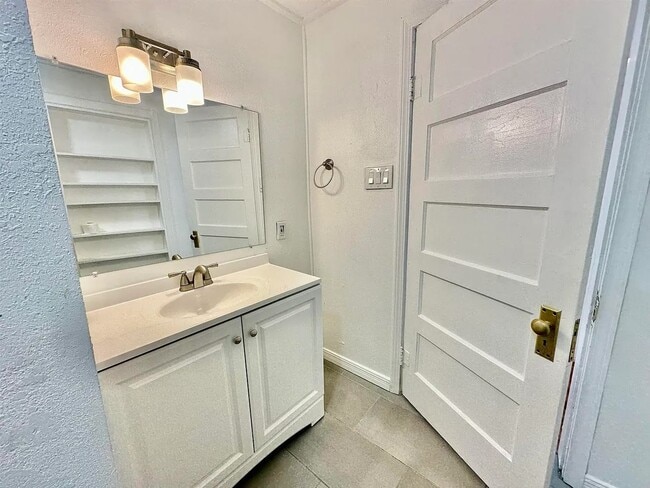 Building Photo - 819 15th St