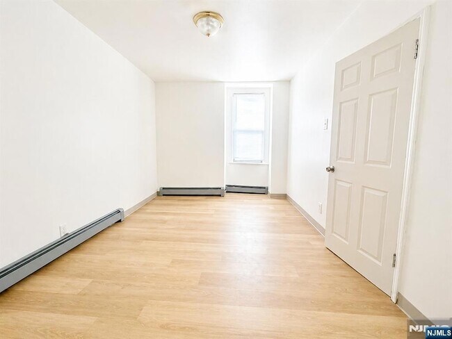 Building Photo - 840 Mt Prospect Ave