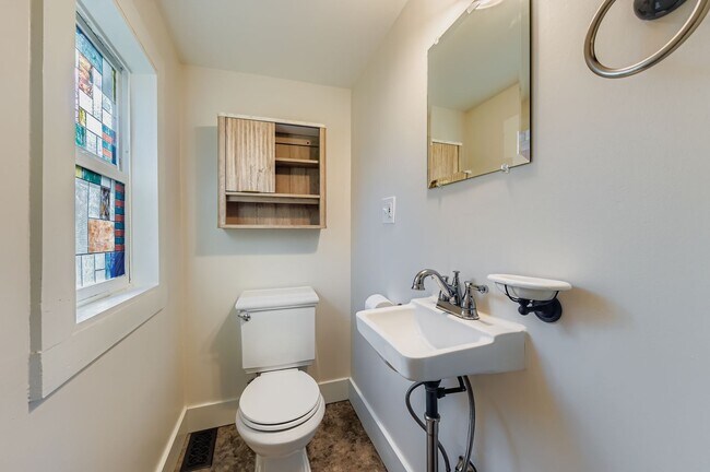 Half bath - 4904 NE 16th Ave