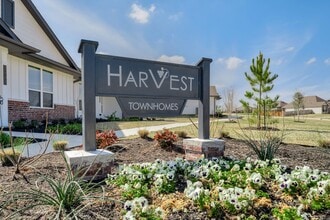Building Photo - Impeccably Maintained Townhome in Brenham!