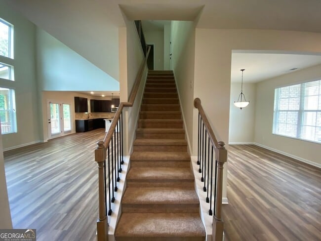 Building Photo - 5595 Mirror Lake Dr