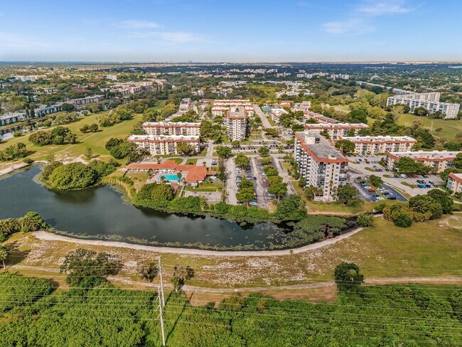 Building Photo - 4158 Inverrary Dr
