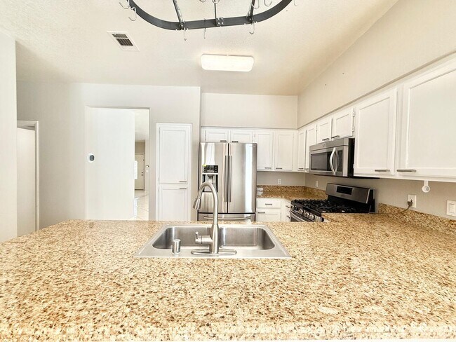 Building Photo - Amazing Peccole Ranch Home 4 beds & Pool