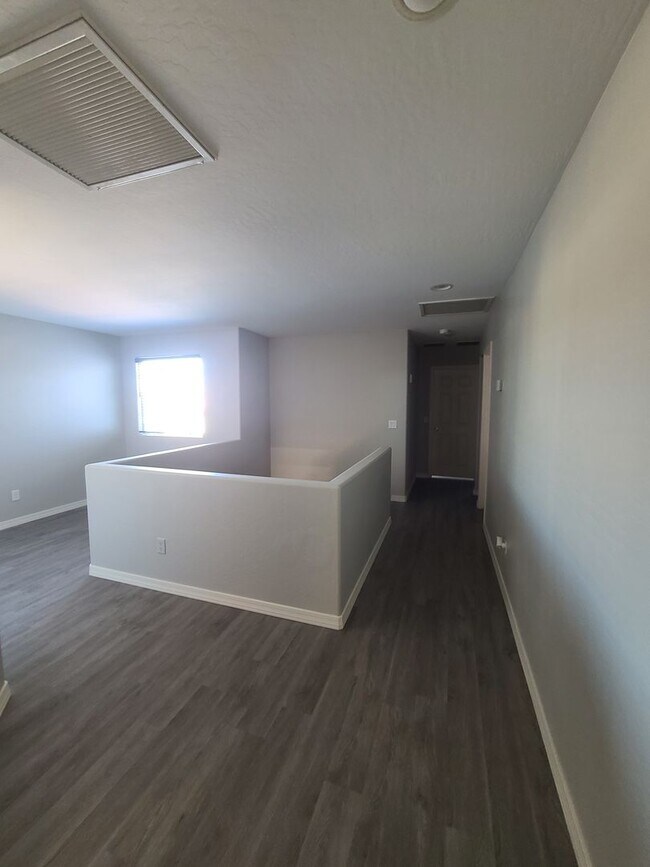 Building Photo - 5 Bedroom, 3 Bath Home in Secluded Neighbo...
