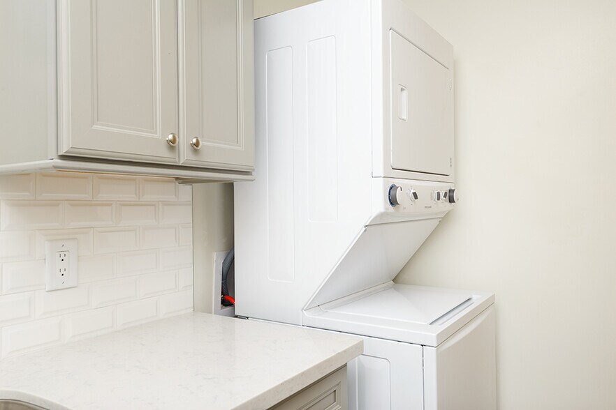 Building Photo - 1517 S Orange Grove Ave