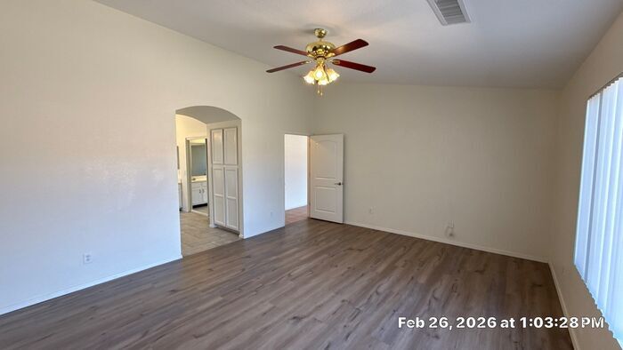 Building Photo - 1910 E Vineyard Rd