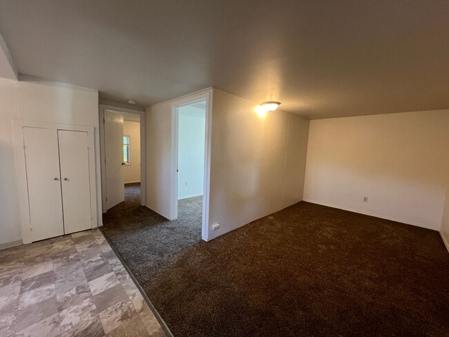 Building Photo - 809 S 16th Ave