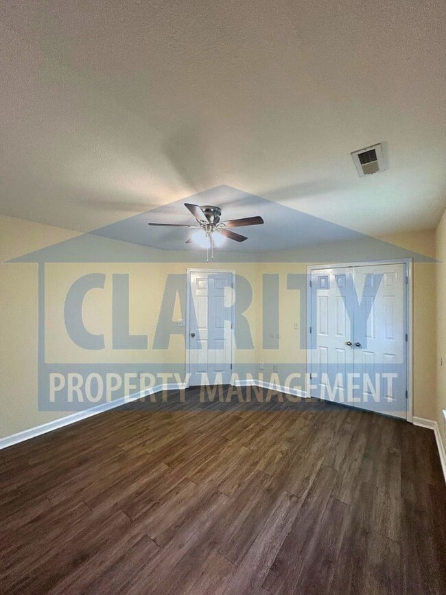 Building Photo - Conveniently located 2 bedroom townhome!