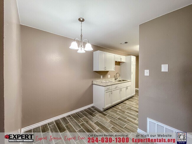 Building Photo - 2 bedroom/ 1 bath with one car garage.