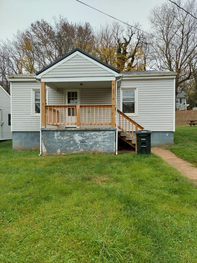 Building Photo - Nice Two Bedroom House Close to Liberty University!