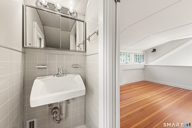 Building Photo - 527 Danbury Rd