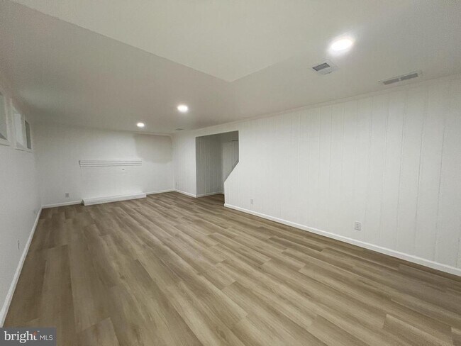 Building Photo - 10001 Woodhill Rd
