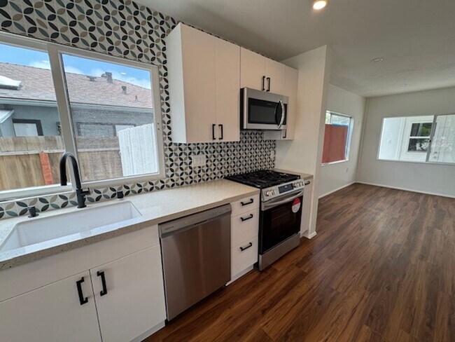 Building Photo - Recently Renovated 2 Bed / 2 Bath Apartmen...