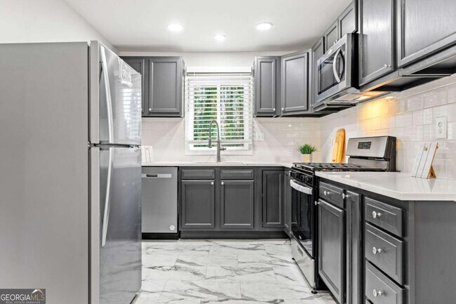 Building Photo - 801 N Evelyn Pl NW