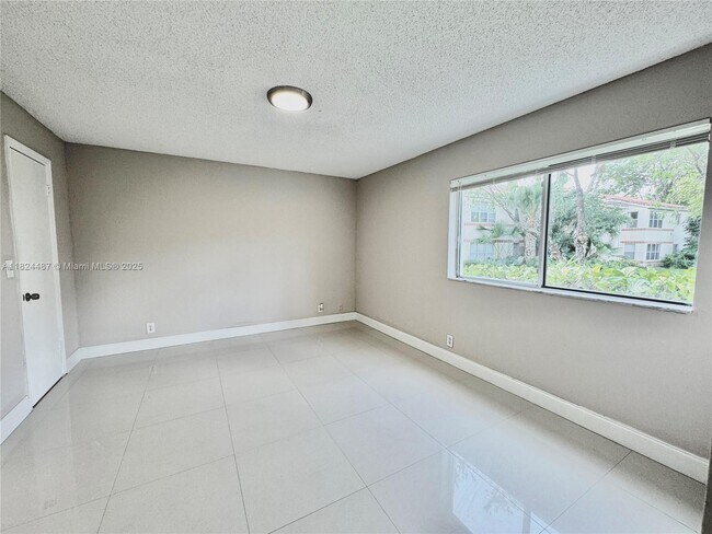 Building Photo - 3360 Pinewalk Dr N