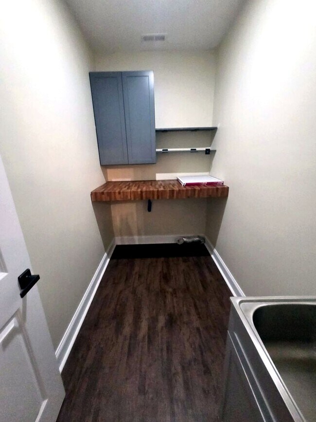 Building Photo - 32 Sarjon Cir